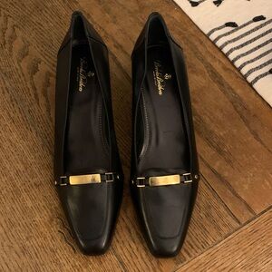 Women’s Brooks Brothers black leather pump with gold bar. Size 8M